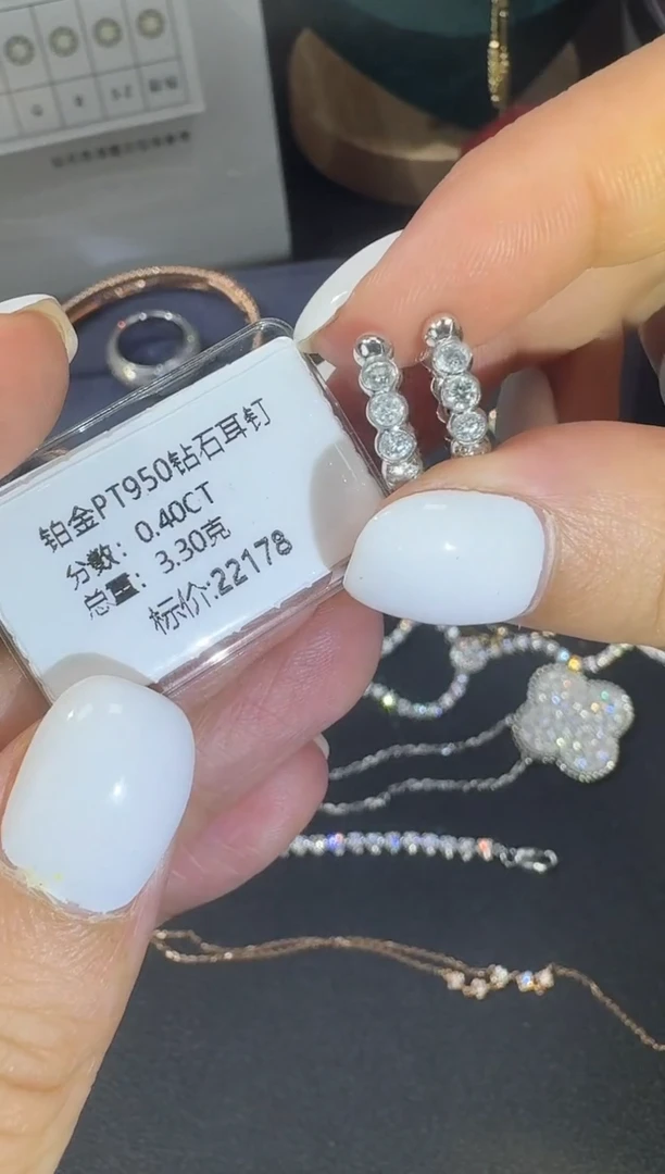 铂Pt950镶嵌耳环钻石PT950钻石耳包镶嵌