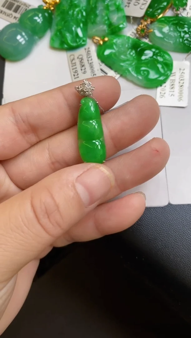 翡翠18K金镶嵌颈饰吊坠