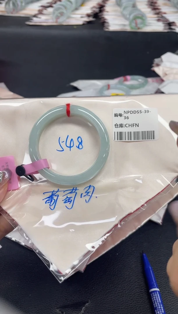 翡翠手镯未镶嵌翡翠手镯