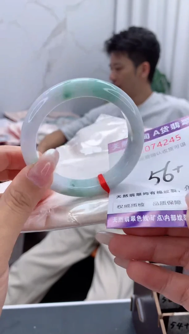 未镶嵌手镯翡翠有纹，完美者勿拍