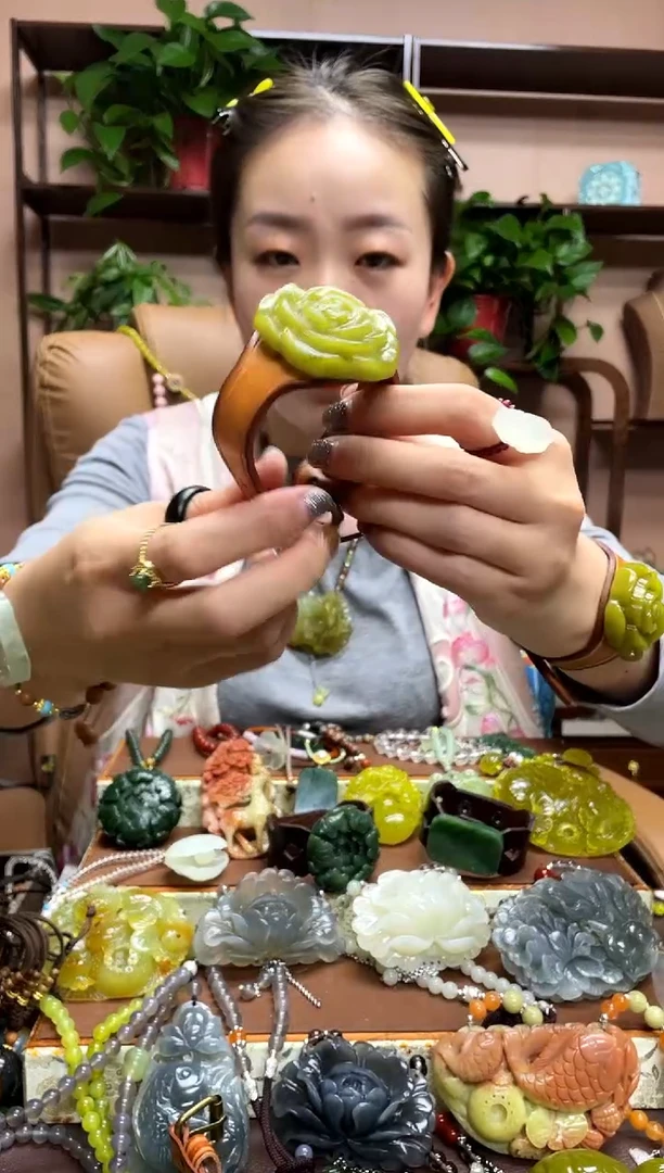 未镶嵌岫玉颈饰多样性发货发其中之一