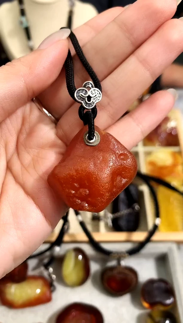 未镶嵌琥珀裸石似玉