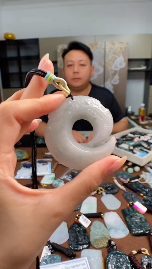 颈饰未镶嵌翡翠 多样性发其一