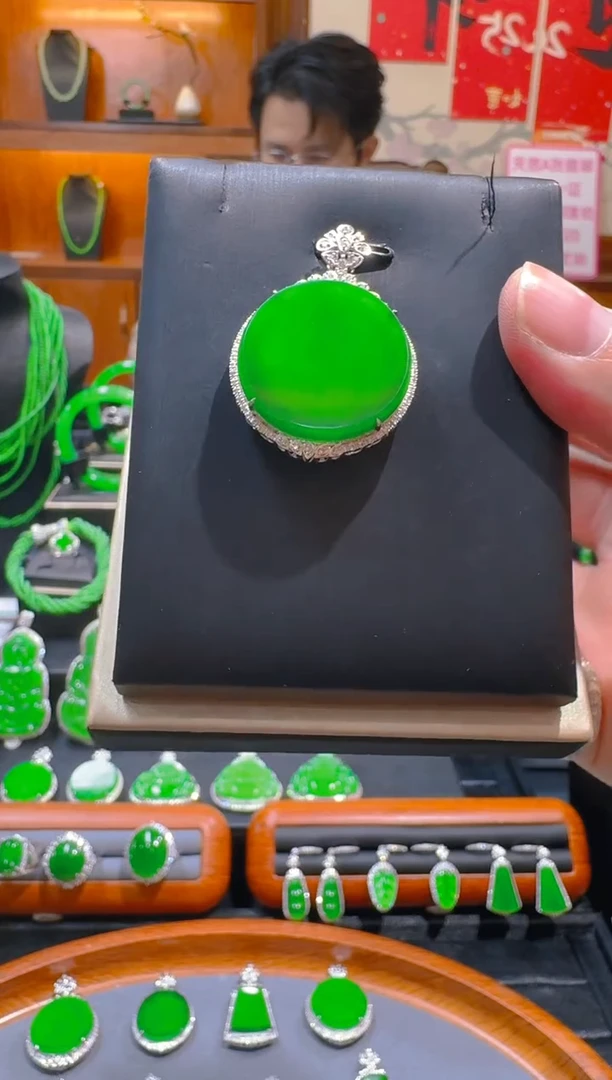 【闪购商品】翡翠吊坠(赠链)18K金镶嵌天然A货翡翠