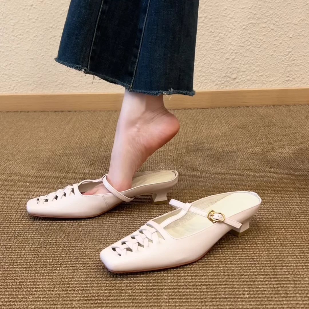 Pokoy-3.5cm镂空编织一字带方头低跟粗跟包头拖