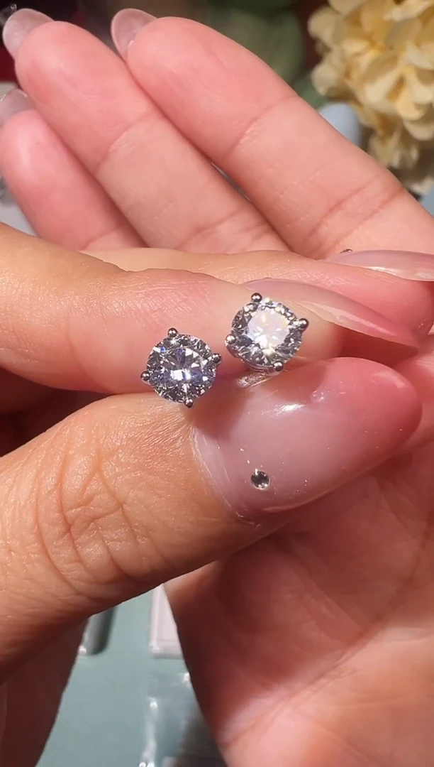 实验室培育钻石裸石未镶嵌0.5ct耳钉一对18K金