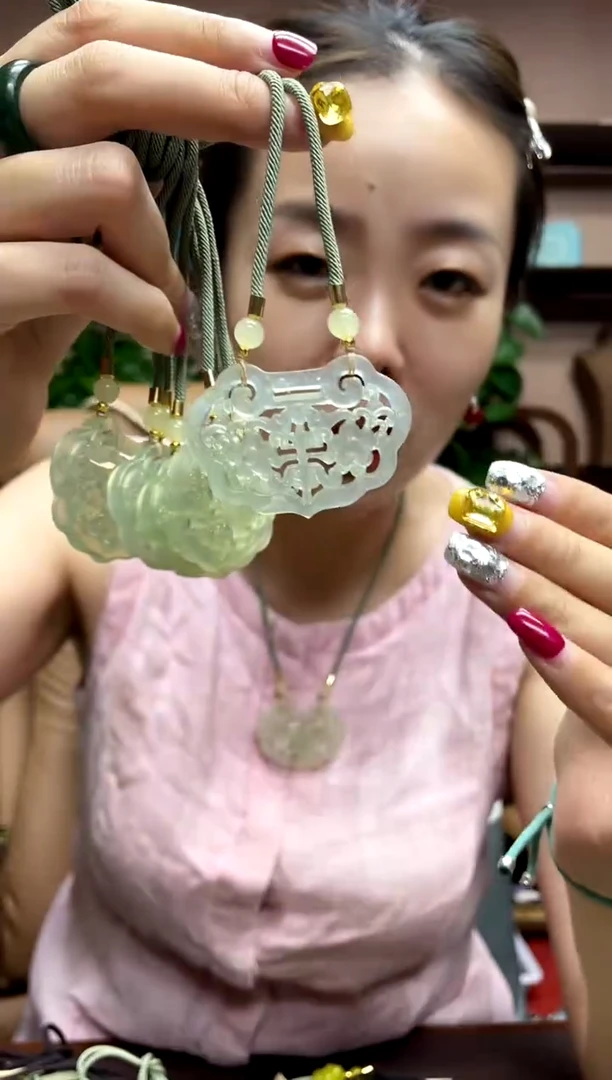 岫玉未镶嵌颈饰多样性发货发其中之一