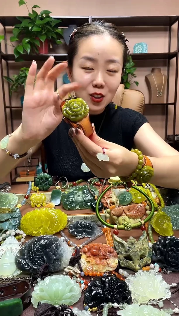 未镶嵌岫玉吊坠多样性发货发其中之一