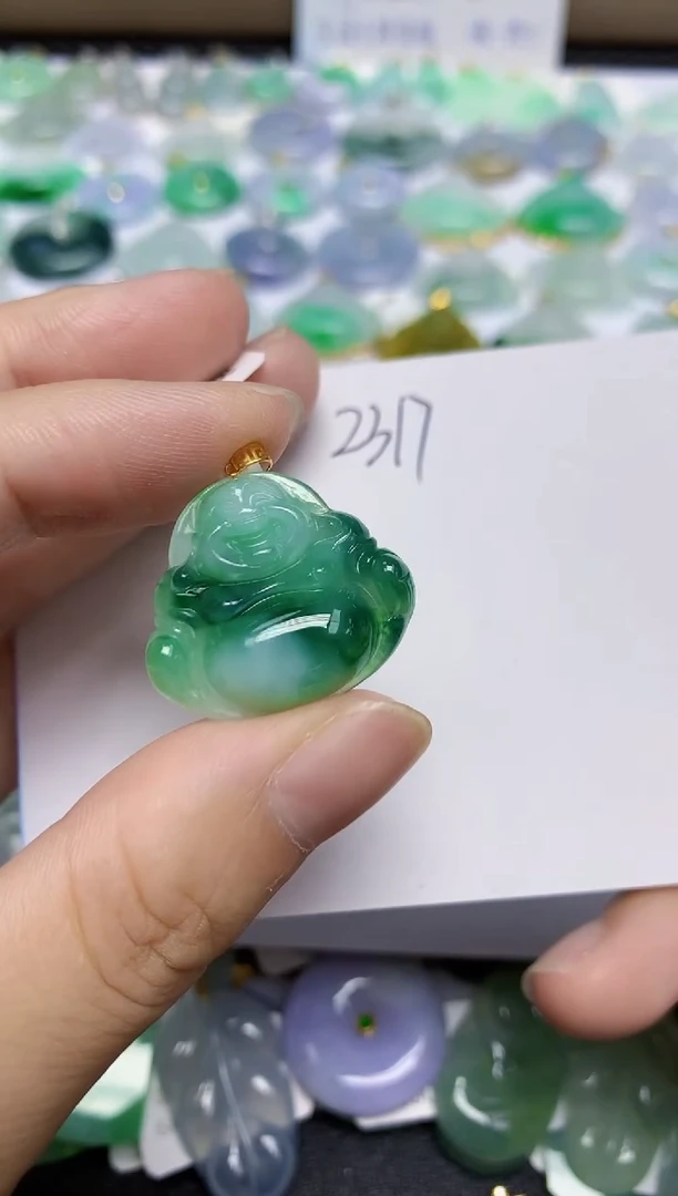 翡翠18K金镶嵌颈饰11111111111