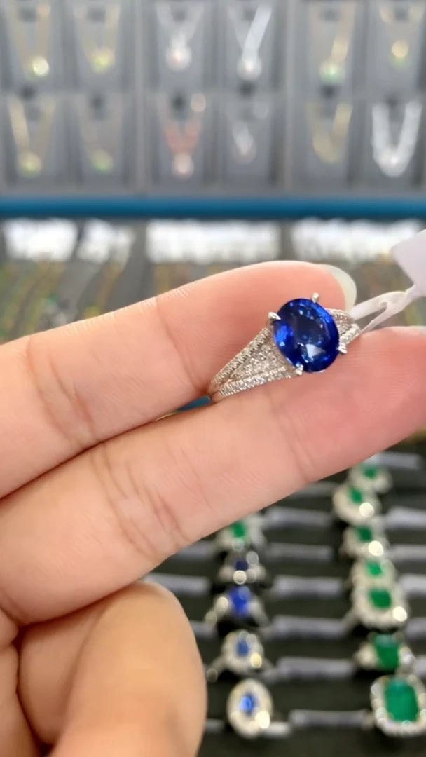 戒指蓝宝石18K金镶嵌2.2克拉