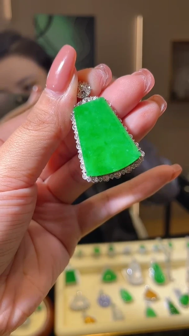 【闪购商品】翡翠吊坠(不含链)18K金镶嵌天然翡翠A货镶钻