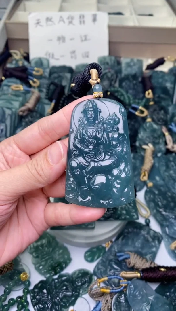 颈饰未镶嵌翡翠