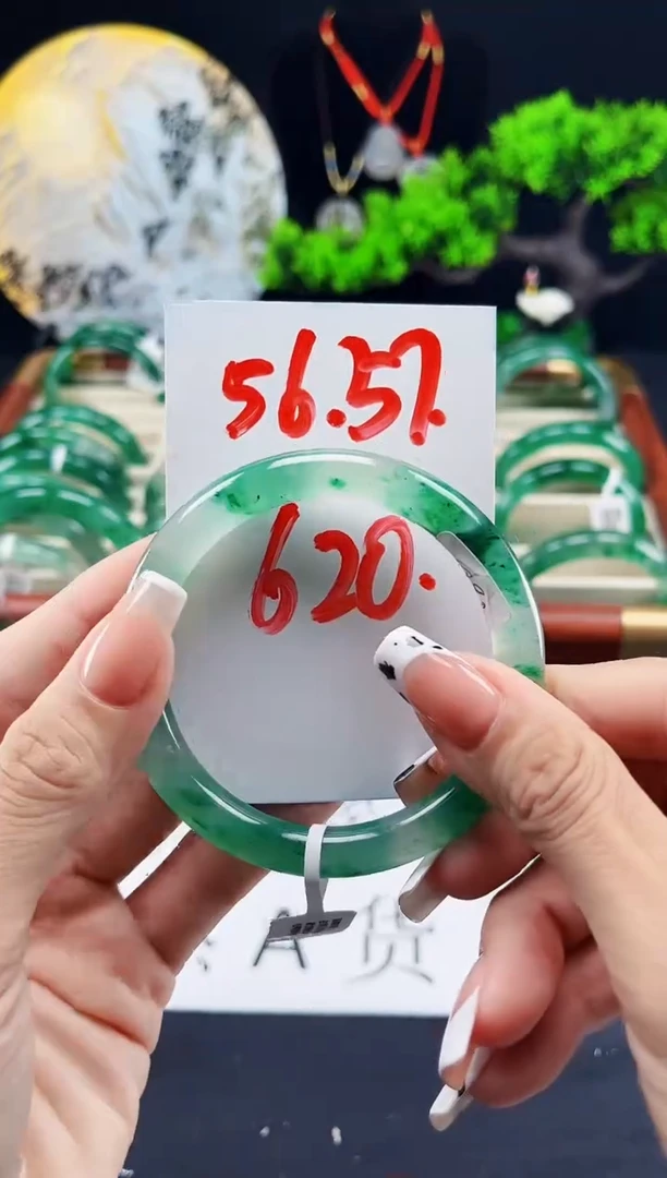 未镶嵌手镯石英质玉（非洲翠）手镯