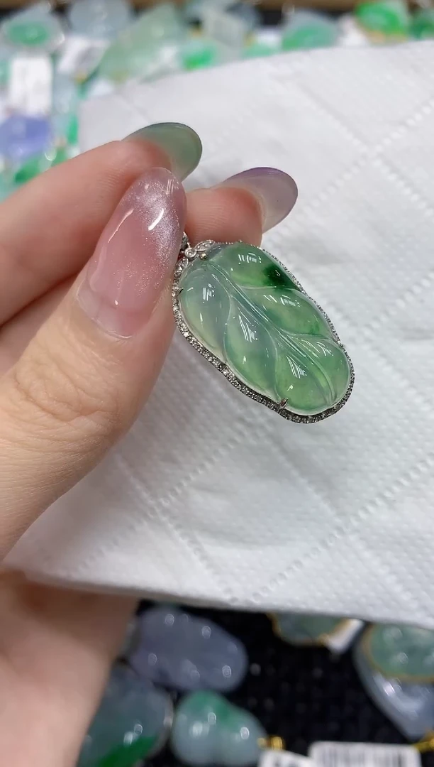 翡翠18K金镶嵌颈饰111111111111