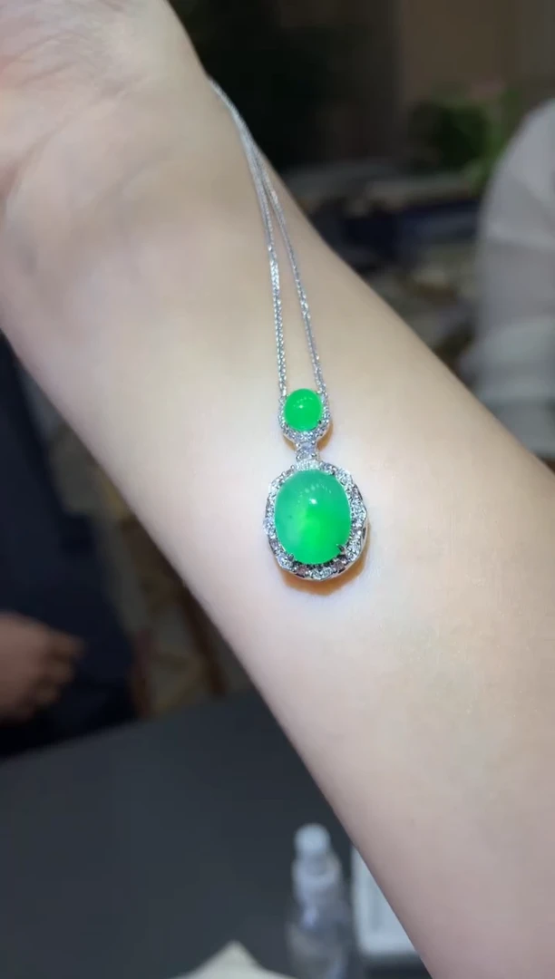 颈饰18K金镶嵌翡翠|不退不换