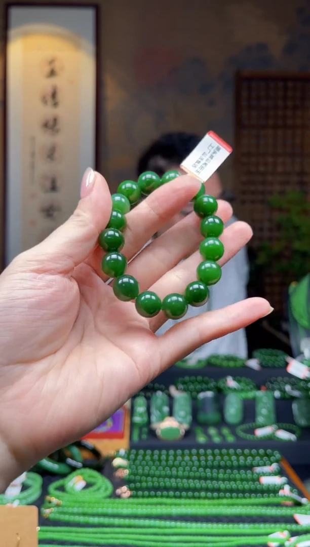 颈饰未镶嵌和田玉（碧玉）±12mm辣阳绿单圈手串多样性发一