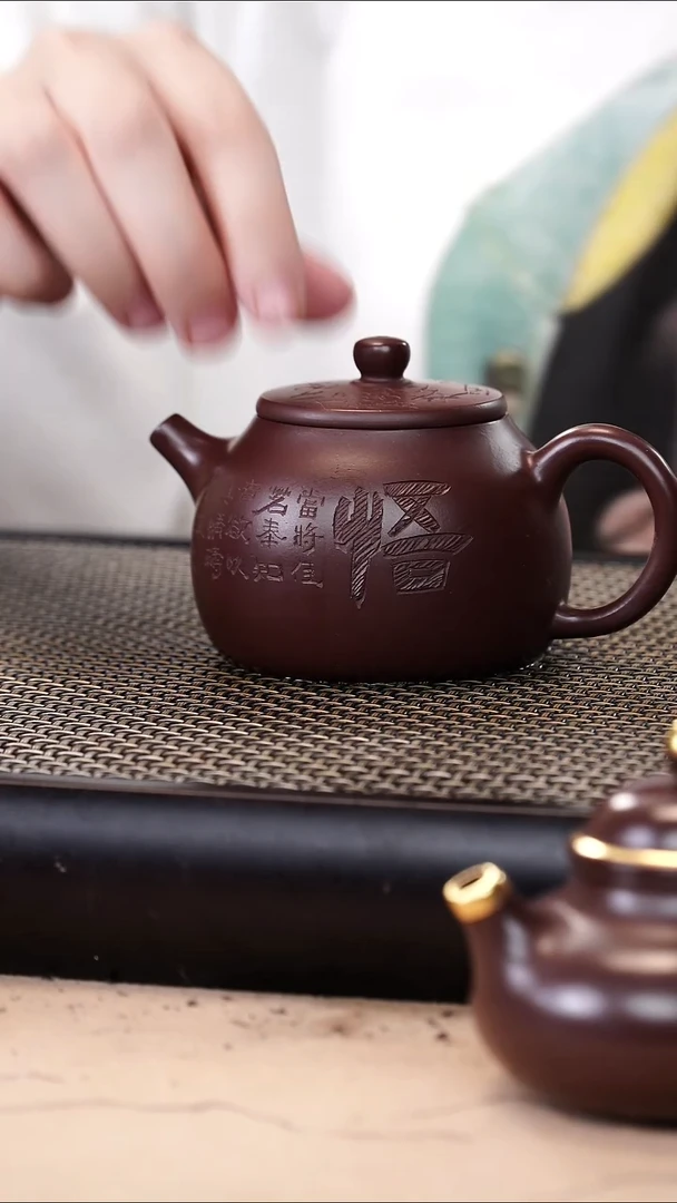 茶壶紫砂紫袍玉砂精工梅刻悟字圆鼓汉瓦150cc