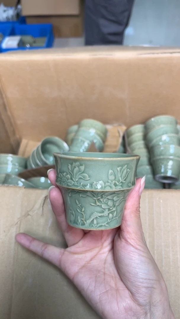 陶瓷橄榄绿折腰玉兰杯 （一个）微瑕
