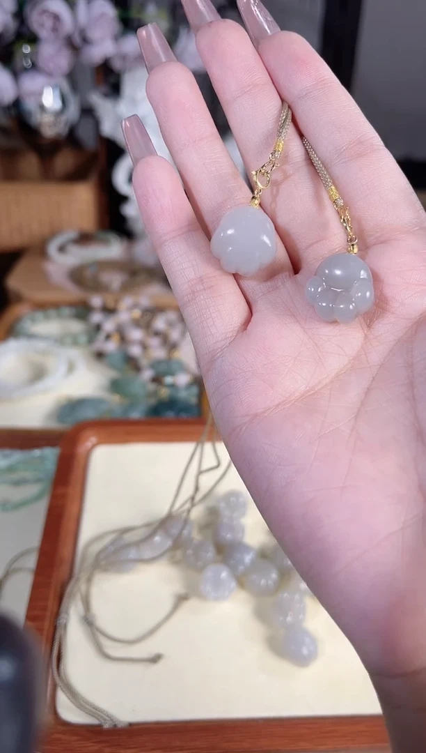 和田玉银S925镶嵌吊坠(赠链)多样性发货其一默认天然特征