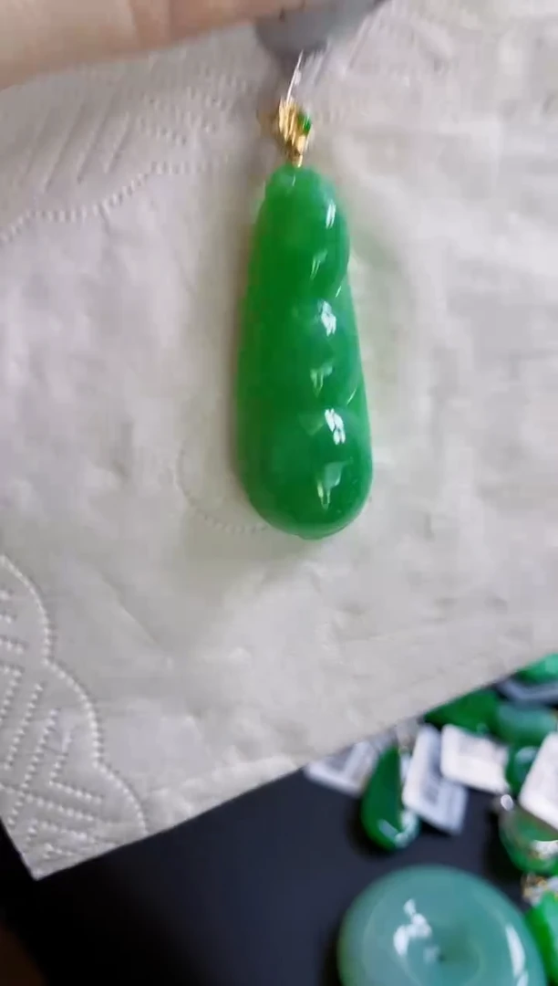 颈饰18K金镶嵌翡翠豆