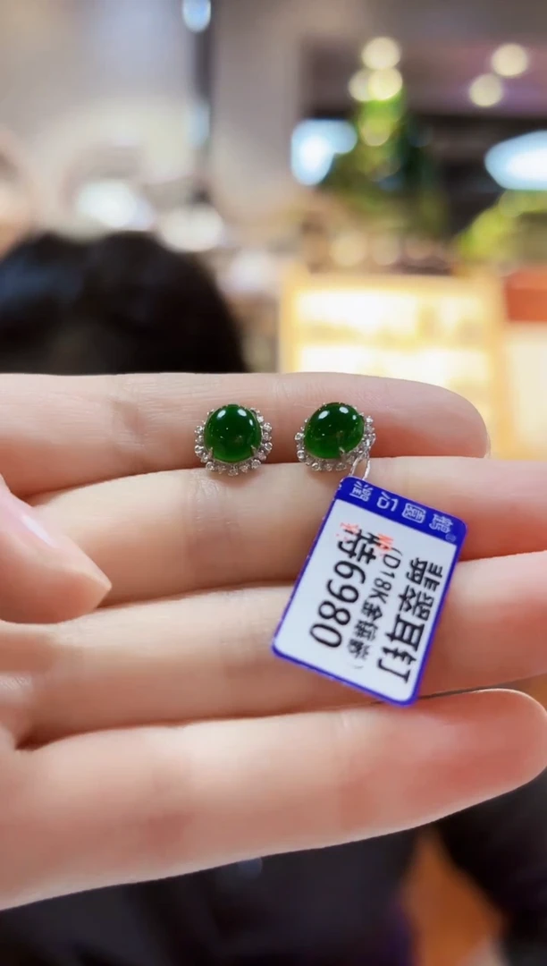 颈饰18K金镶嵌翡翠耳钉