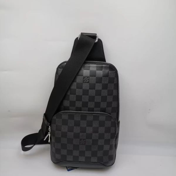95新 LouisVuitton/路易威登 98新17753  LV黑棋盘格全皮胸包单肩