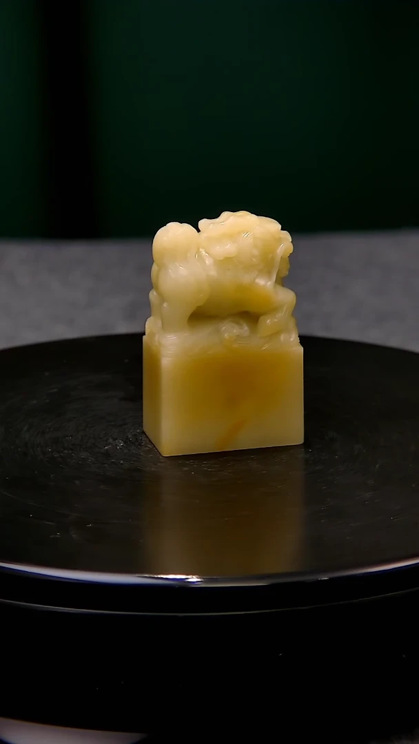 【闪购商品】青田石菜花黄麒麟雕钮