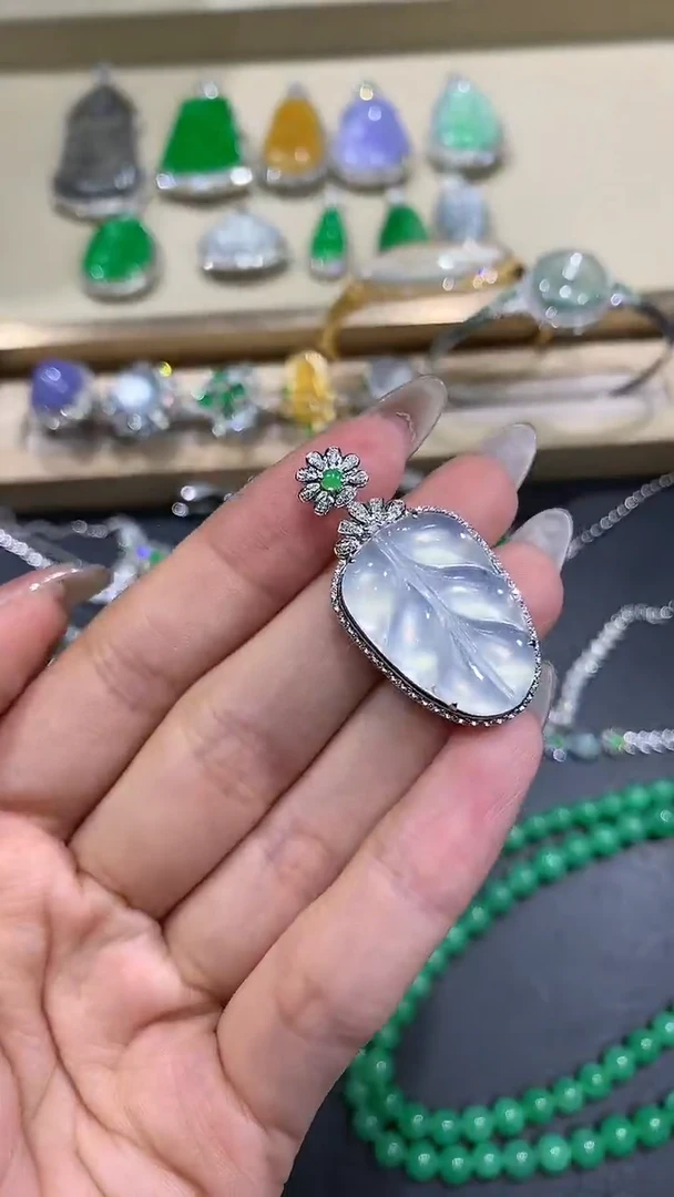 【闪购商品】翡翠吊坠(不含链)18K金镶嵌10团购