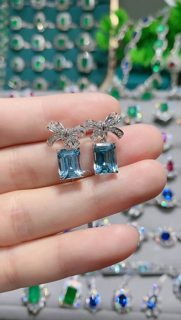 18K金镶嵌耳饰海蓝宝石.