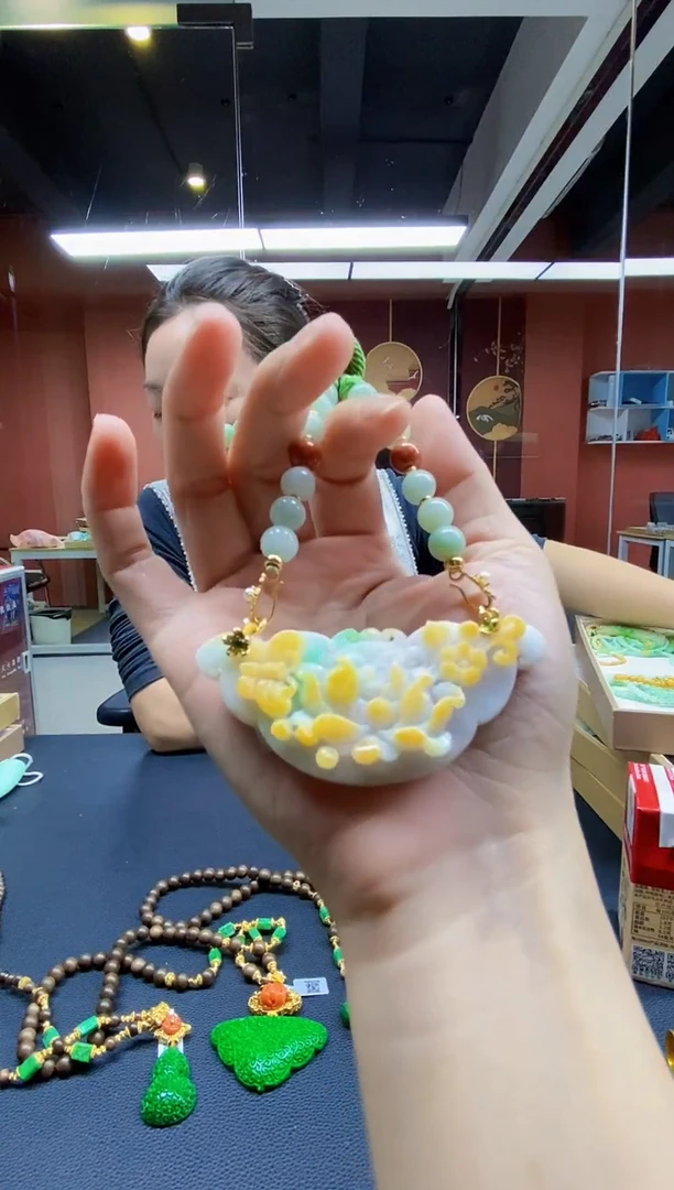 颈饰未镶嵌翡翠吊坠