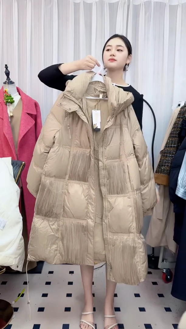 主播手里的咖色羽绒服