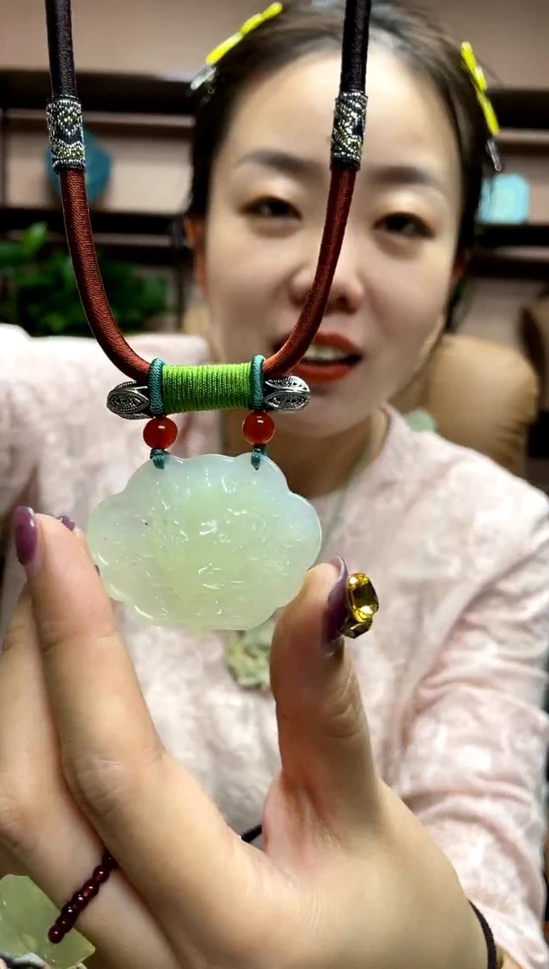 岫玉未镶嵌吊坠·