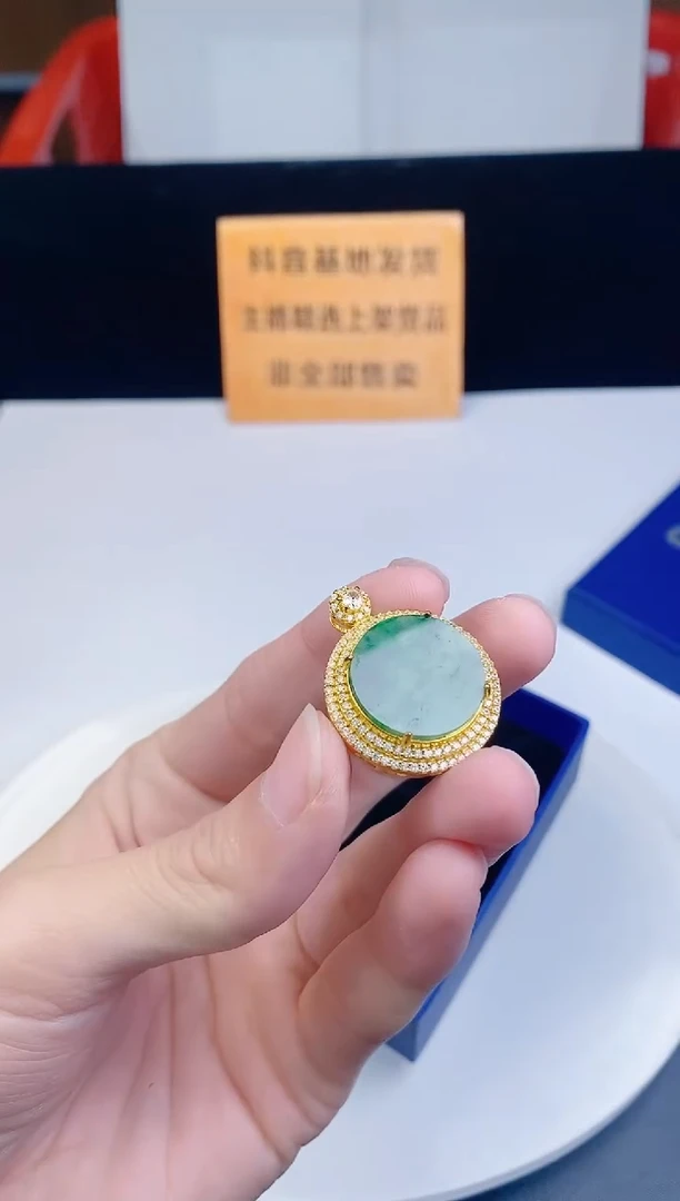 颈饰未镶嵌翡翠