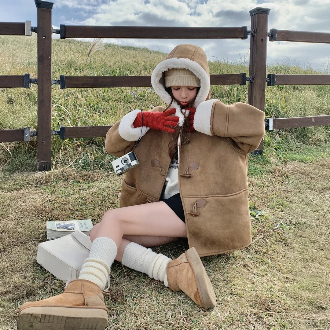 秋冬厚款皮毛一体连帽牛角扣羊羔毛麂皮外套女小个子环保毛毛皮草