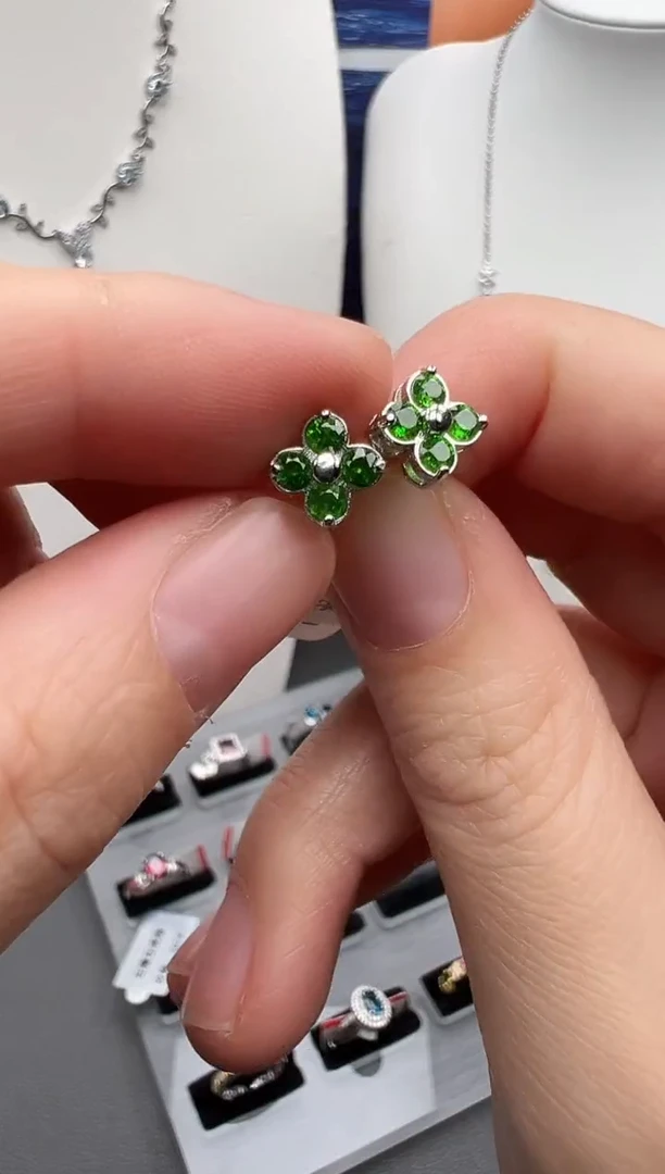 银S925镶嵌透辉石耳钉50