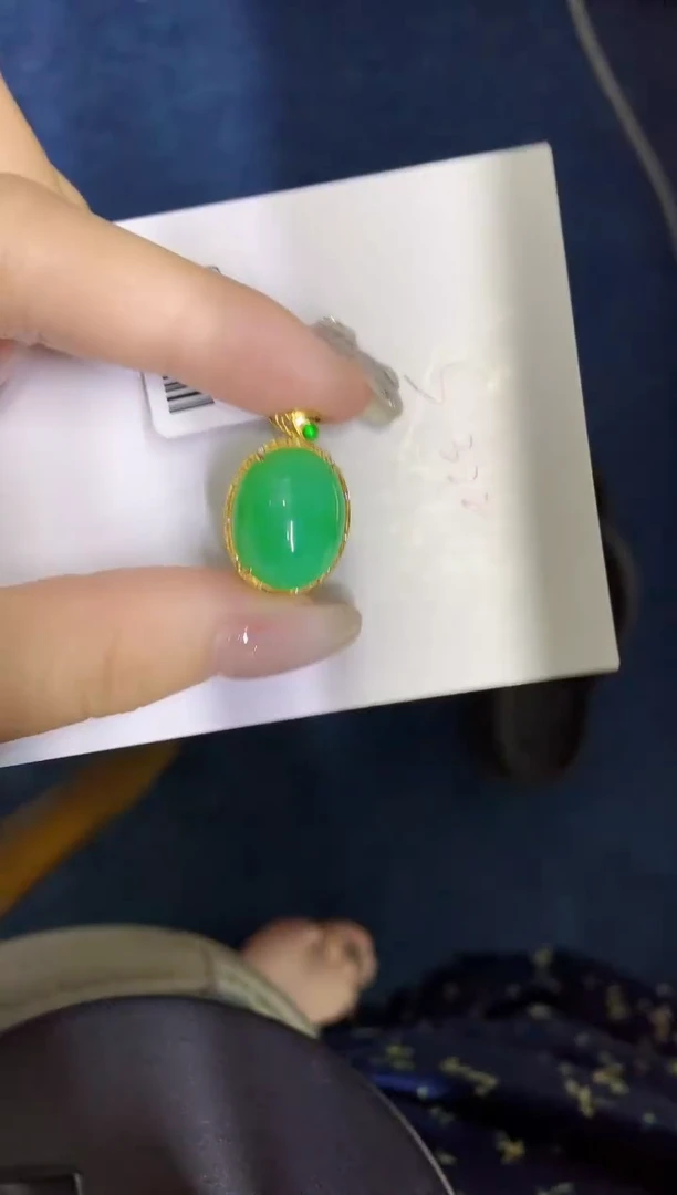 翡翠18K金镶嵌颈饰缅甸天然翡翠A货