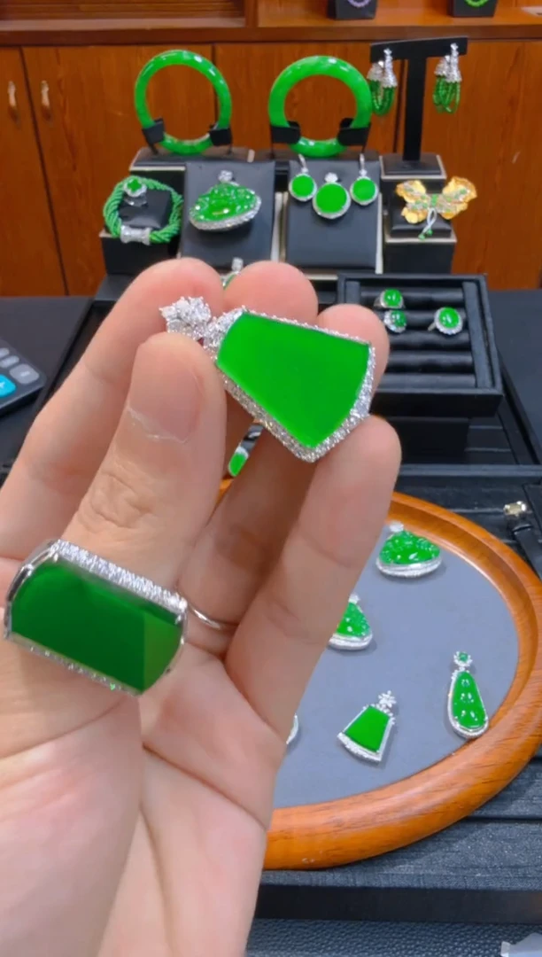 【闪购商品】翡翠吊坠(赠链)18K金镶嵌天然A货翡翠