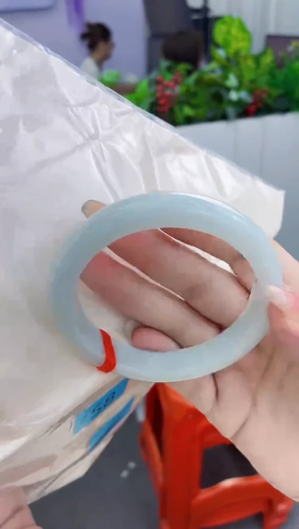翡翠手镯未镶嵌翡翠手镯