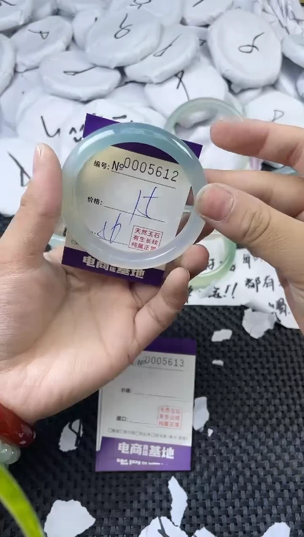 玛瑙/玉髓手镯未镶嵌5612