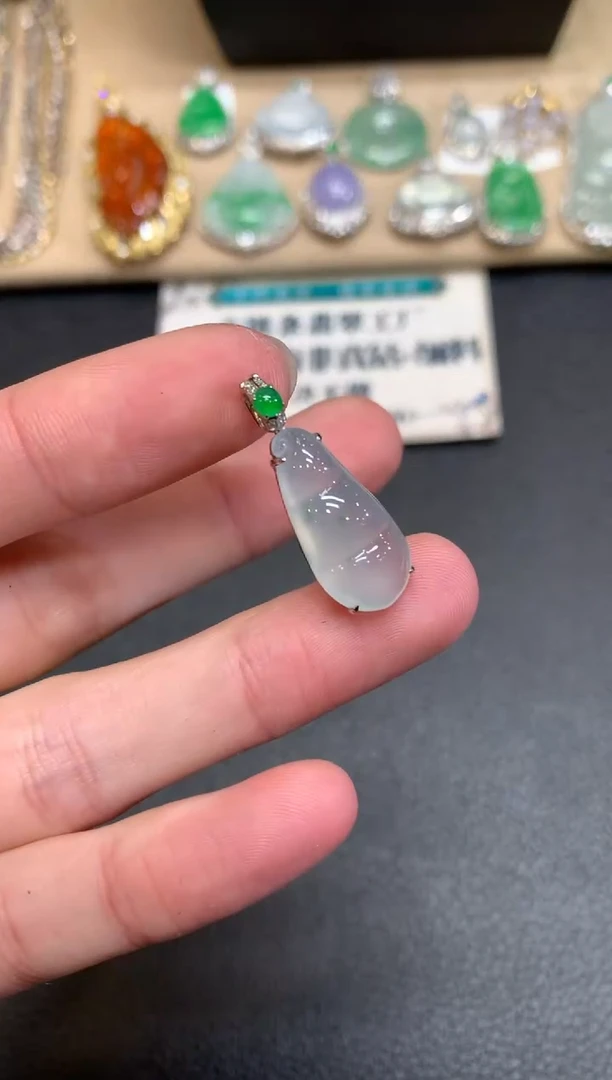 【闪购商品】翡翠颈饰18K金镶嵌福豆【无服务费】