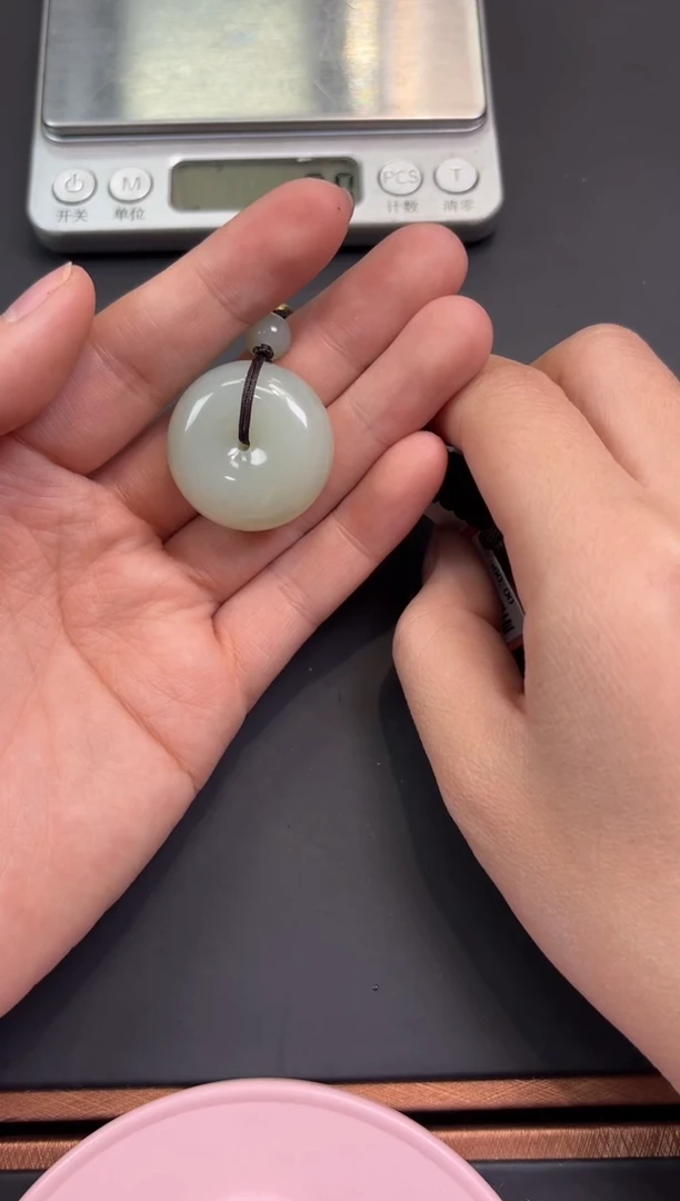 【闪购商品】和田玉吊坠(赠链)未镶嵌且末微色差近矿吊坠