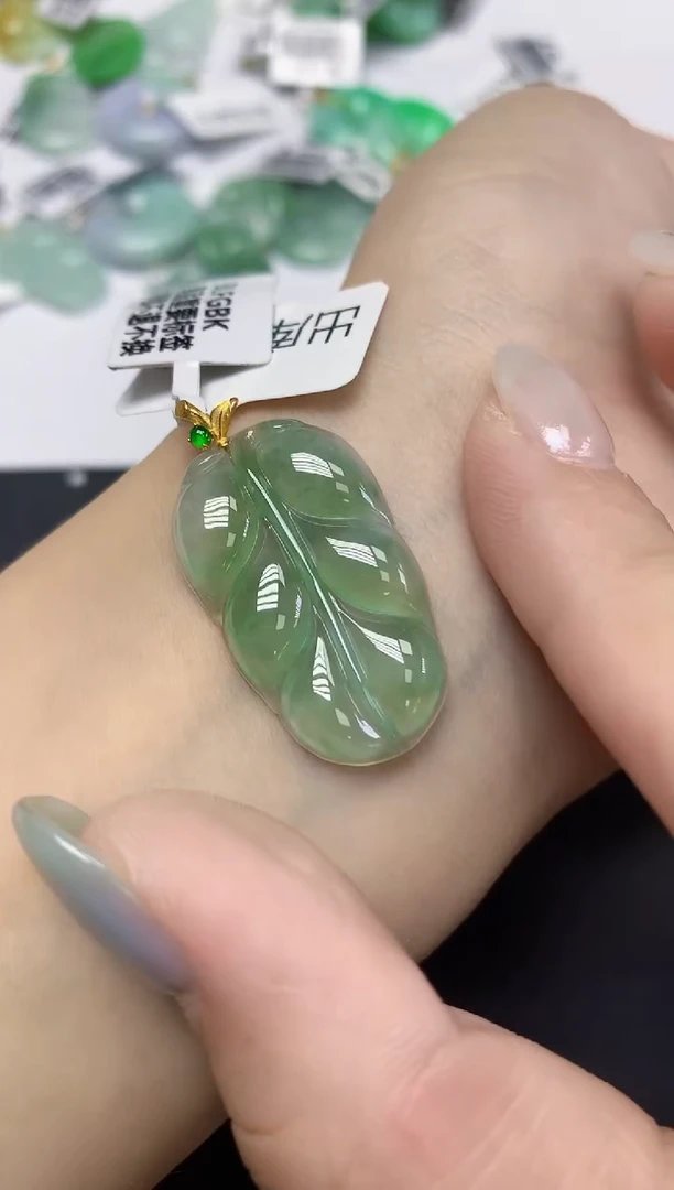 翡翠18K金镶嵌颈饰天然缅甸翡翠A货