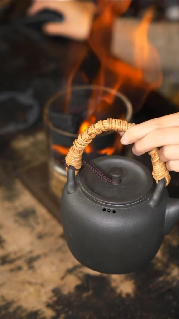 【闪购商品】600容量的火山石提梁壶