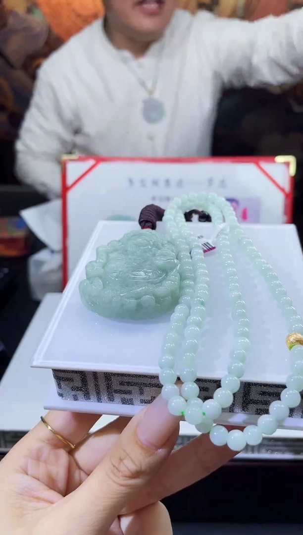 翡翠未镶嵌颈饰多样性发其一