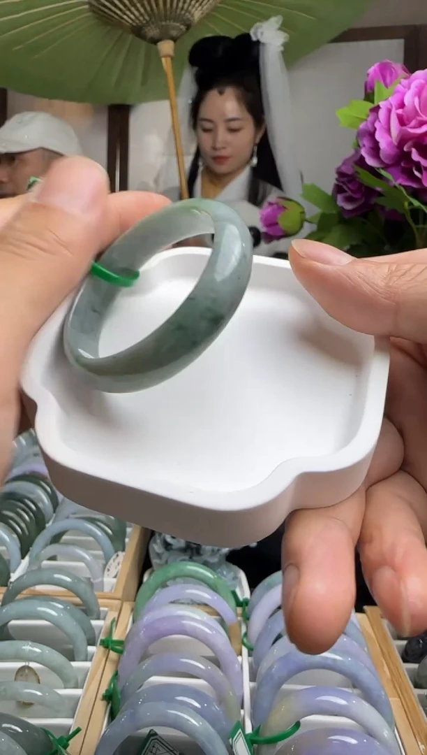 翡翠手镯未镶嵌贵妃