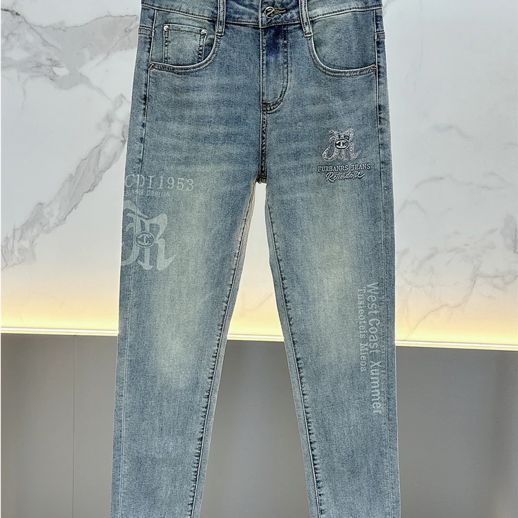 艾塞西隆比夏时尚潮流徽章烫钻小脚牛仔裤修身帅气休闲长裤男