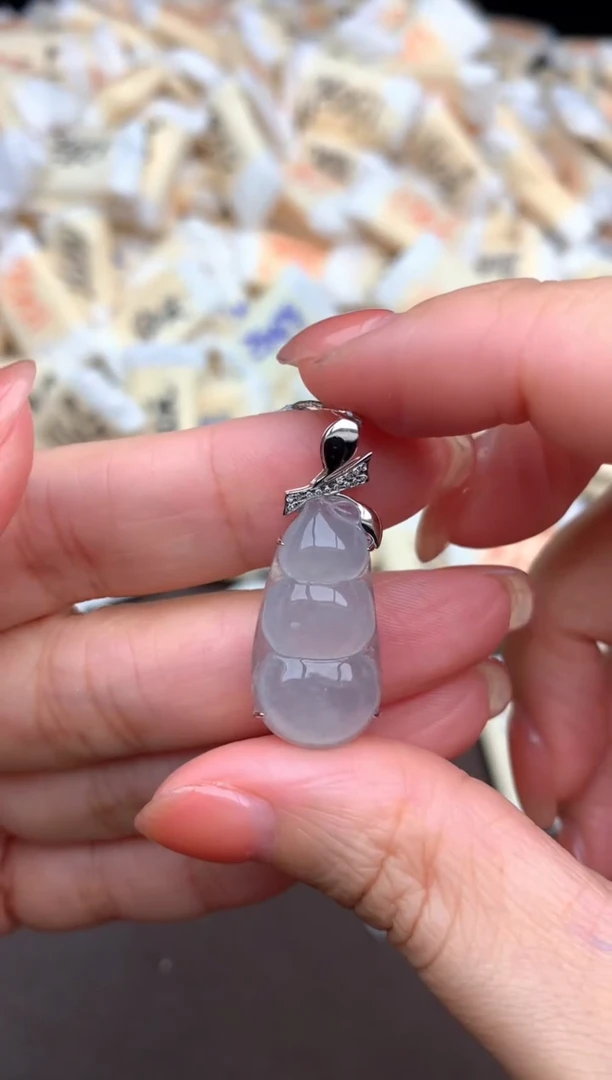 翡翠挂件18K金镶嵌一