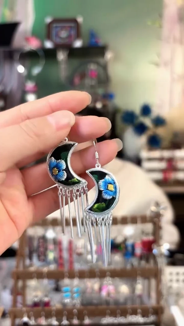 彩云南阁非遗老绣饰品231