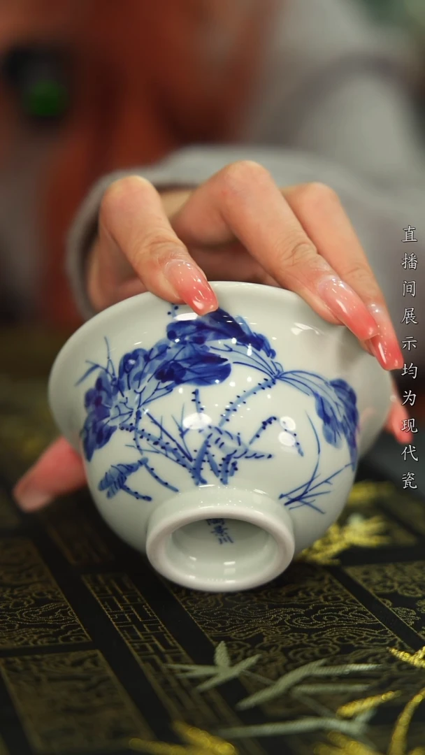 杯子瓷青花釉下“荷花”压手杯