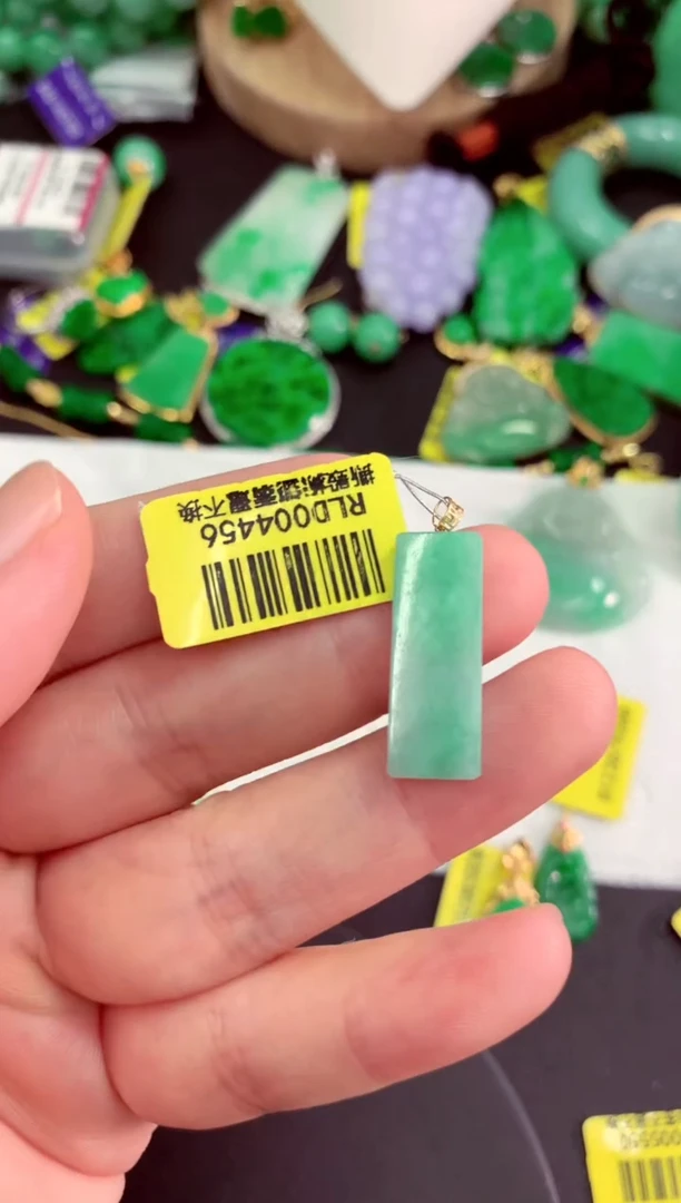颈饰18K金镶嵌翡翠挂件